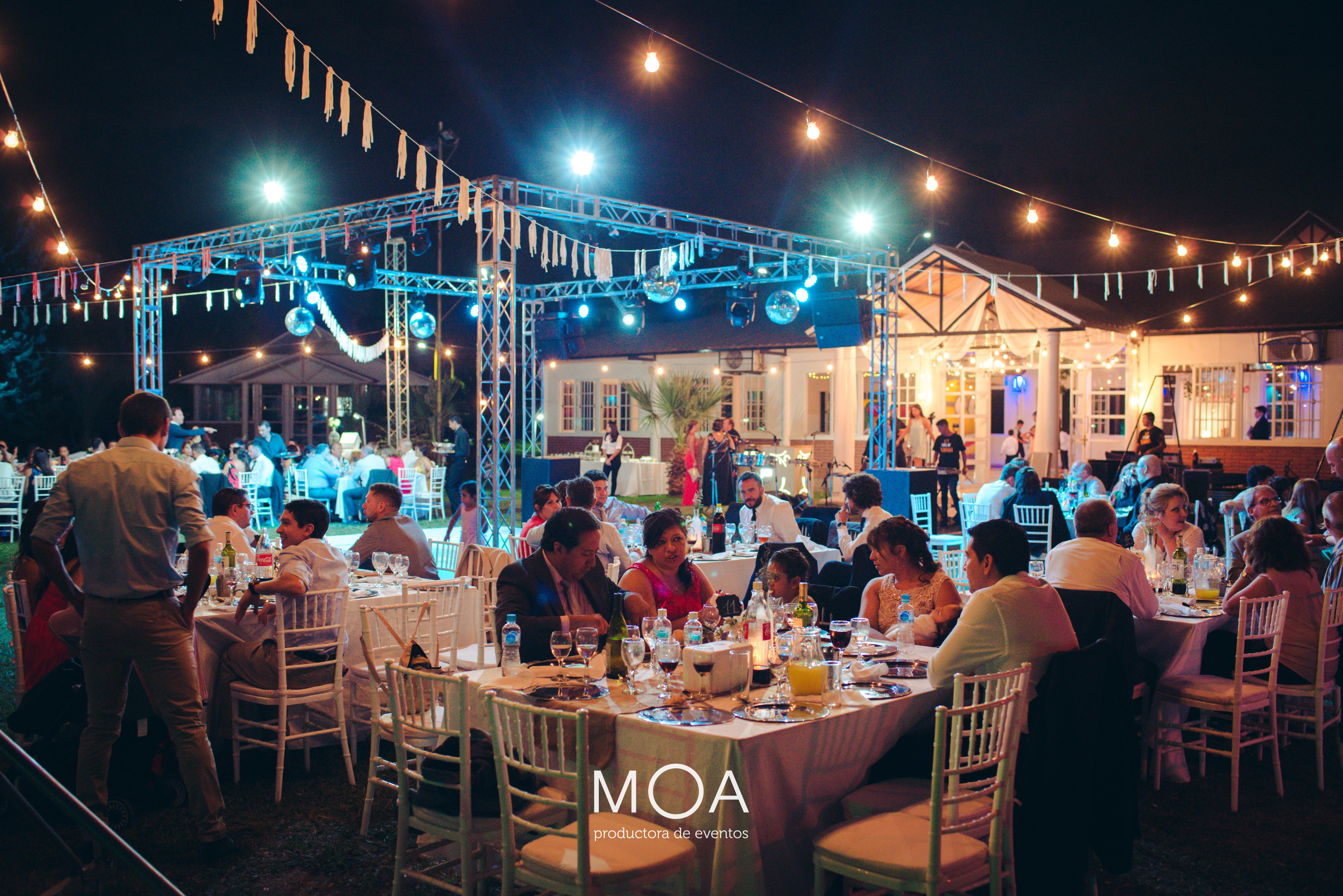 Brindis entre invitados en un evento