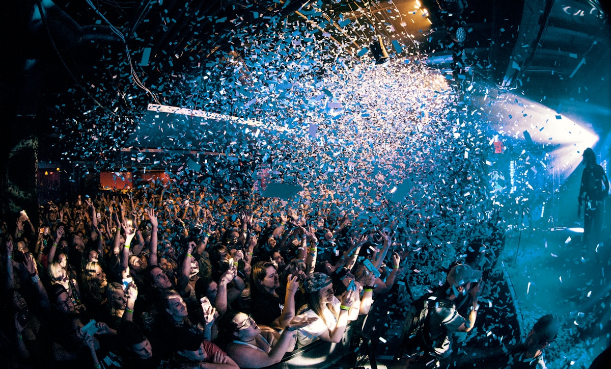 Celebración de noche