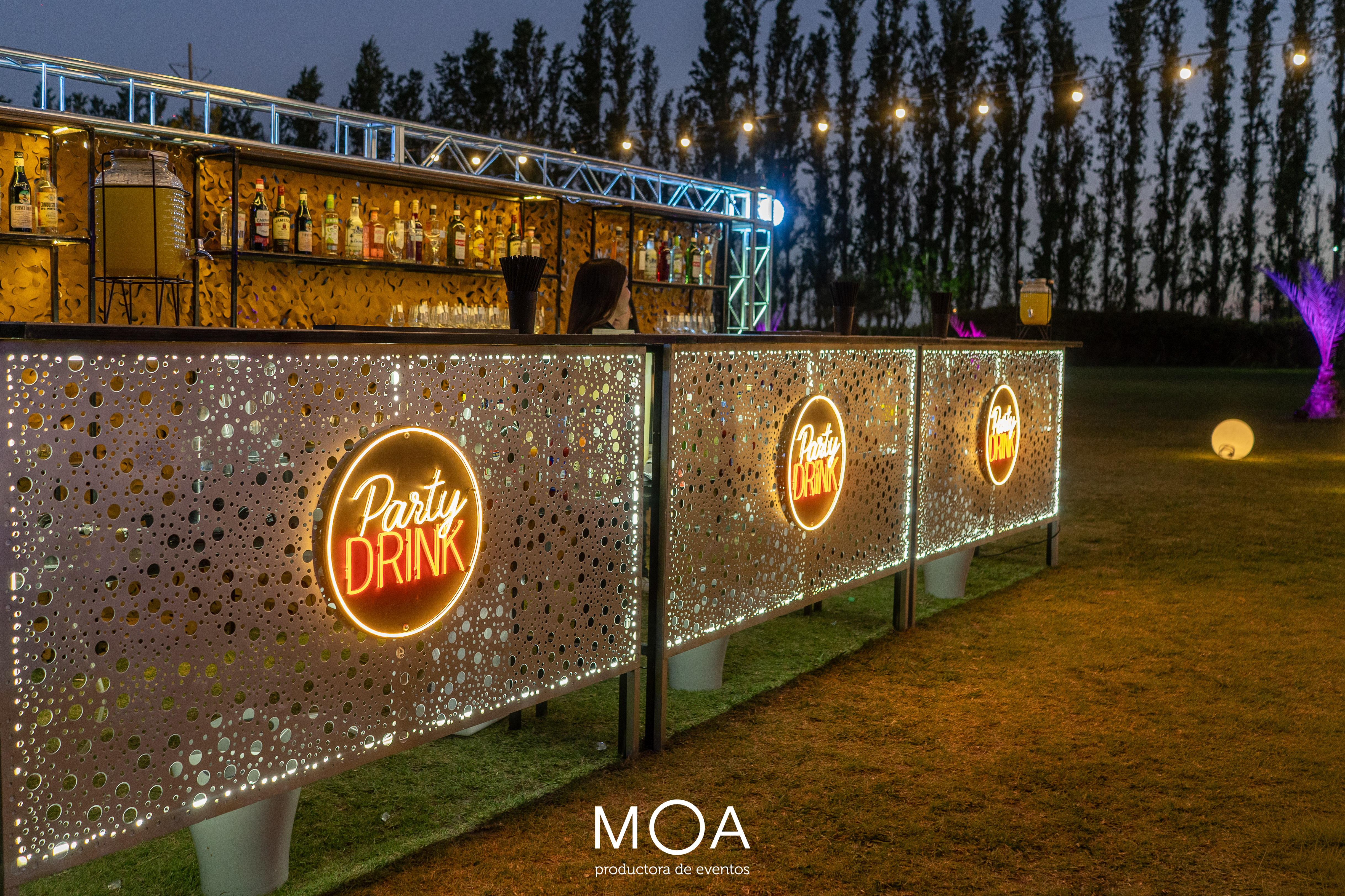 Mesas montadas para un evento